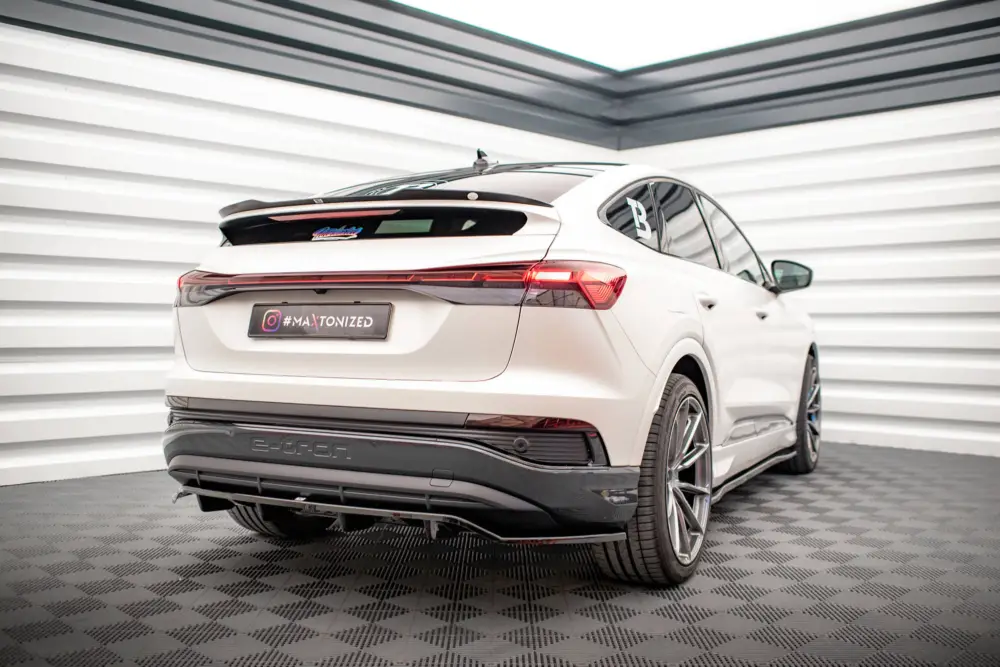 Cenový Hit Maxton Design středový spoiler pod zadní nárazník s žebrováním pro Audi Q4 e-tron Mk1 Sportback, černý lesklý plast ABS